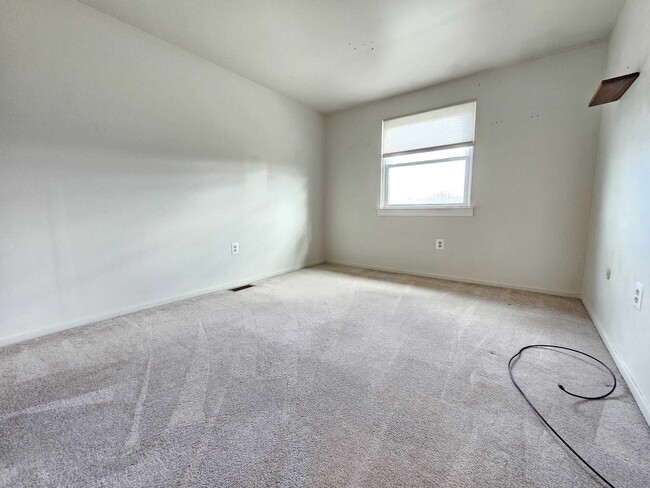 Building Photo - 2011 Vine Way Dr