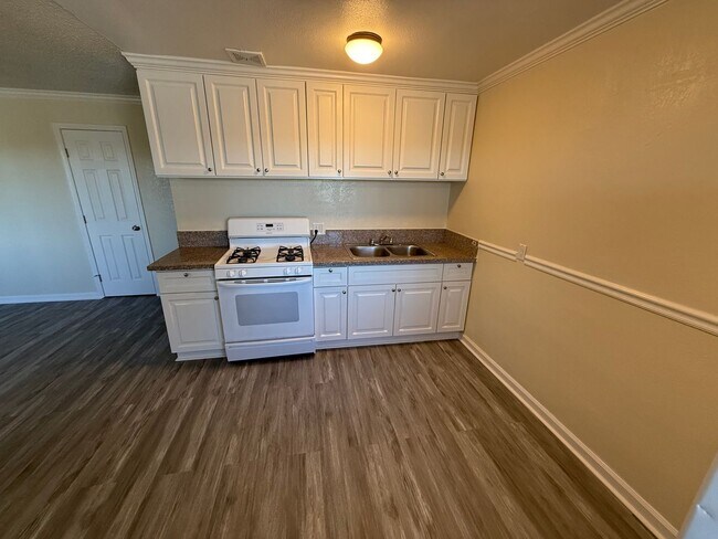 Building Photo - Welcome to SkyView Villa & Somerset Apartments!