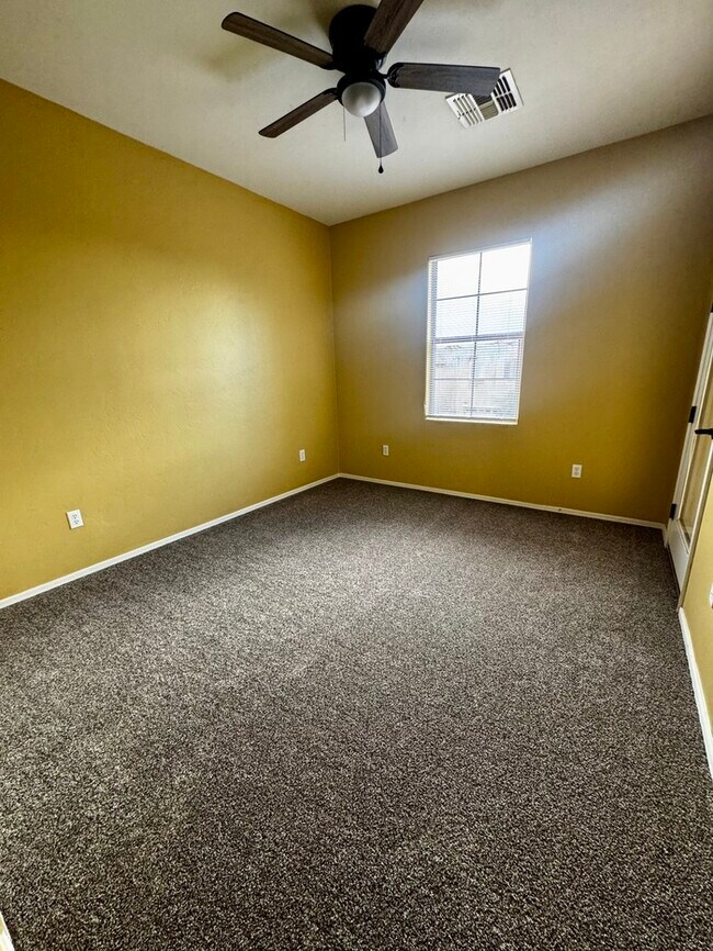 Building Photo - FOR RENT