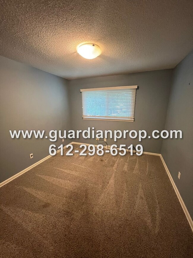 Building Photo - Mendota Heights Rambler Available Septembe...