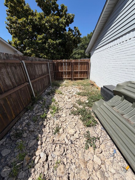 Building Photo - 526 Pebble Rd