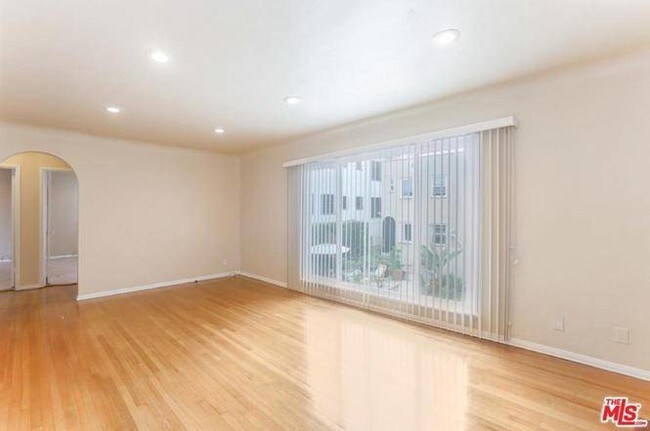 Building Photo - 1329 S Cloverdale Ave