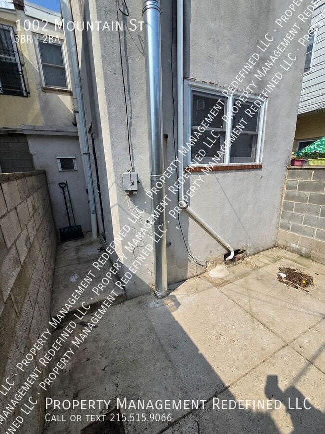 Building Photo - 1002 Mountain St