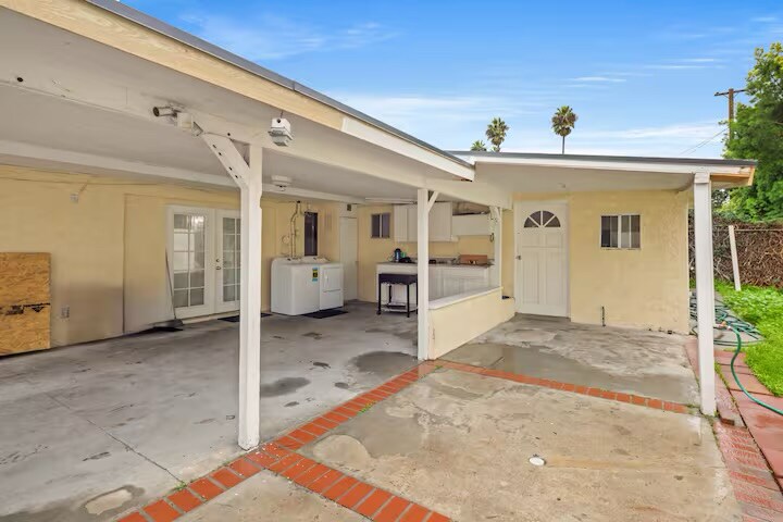 Building Photo - 430 E 184th St