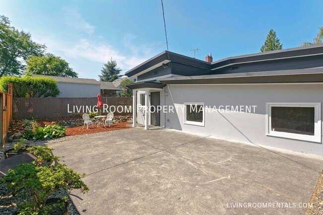 Building Photo - 6738 NE 22nd Ave