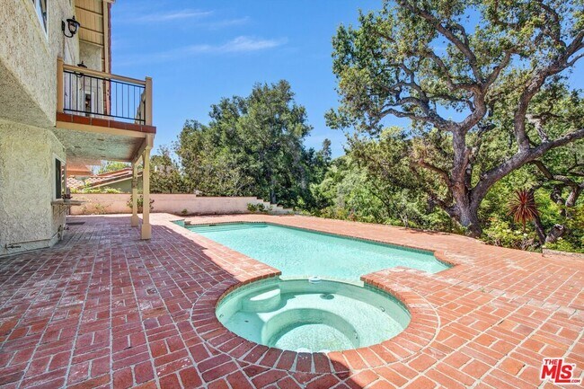 Building Photo - 1515 Outlook Cir