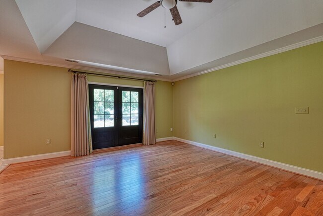 Building Photo - 210 Rivermill Ct