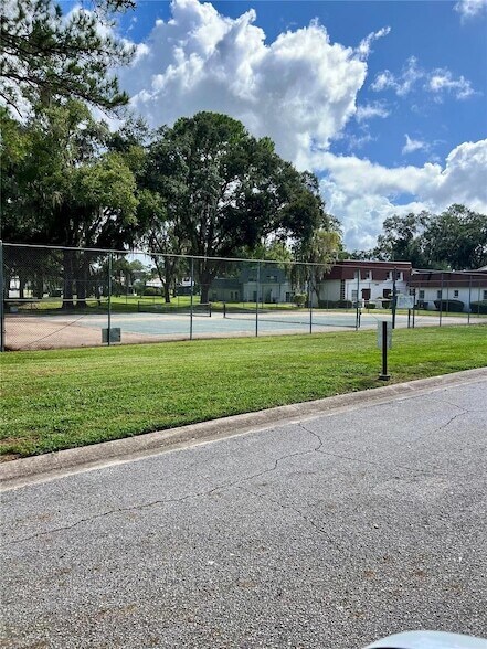 Building Photo - 1525 SE 25th St