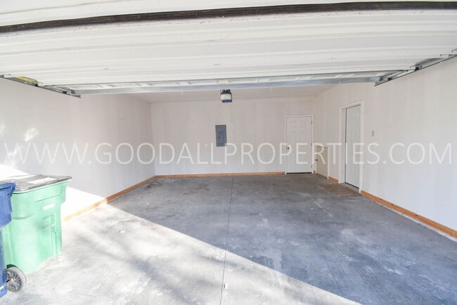 Building Photo - Spacious 3 Bedroom townhome with loft in Urbandale