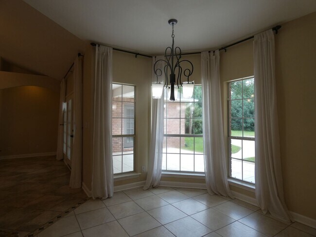 Building Photo - Spacious 4-Bedroom Pool Home