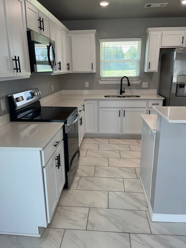 Building Photo - COX-NORTHRIDGE DRIVE TOWNHOMES