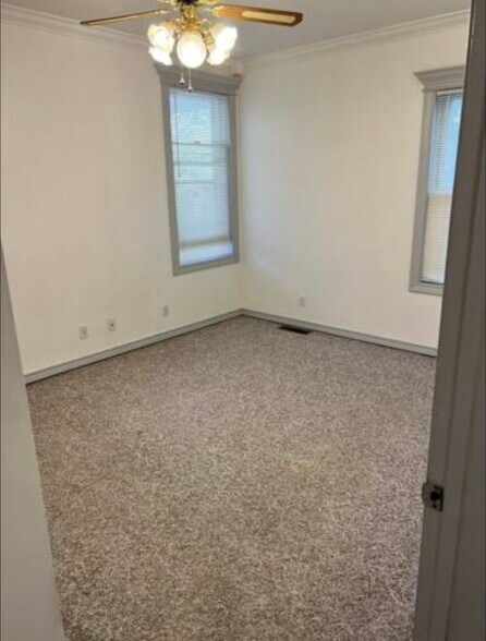 Building Photo - 2305 Maine St