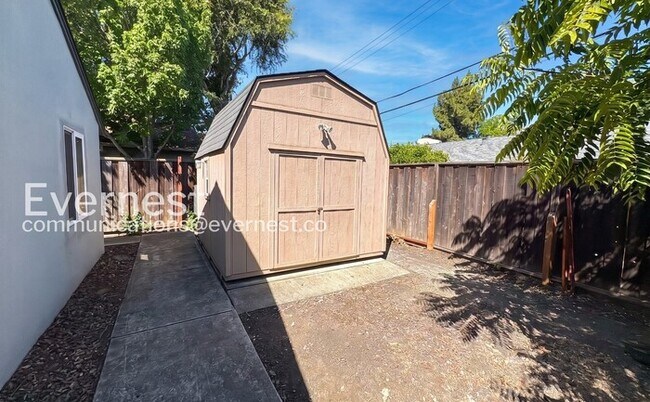 Building Photo - 4 Bed/3 Bath Home with Fenced Yard & Garage / Available Now!