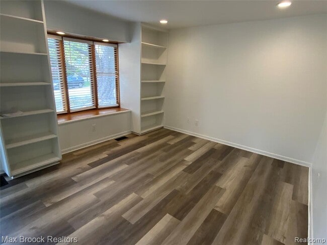 Building Photo - 5715 Sunnycrest Dr