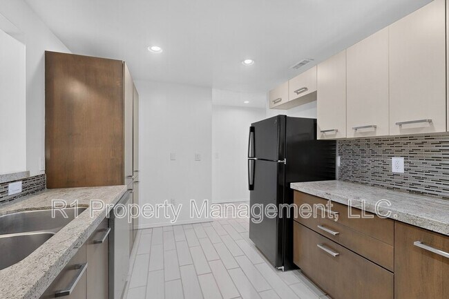 Building Photo - 823 San Lorenzo Ave NW