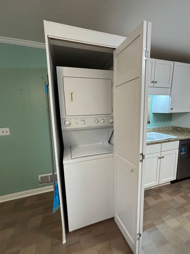 Building Photo - MOVE-IN READY IN FOREST ACRES!