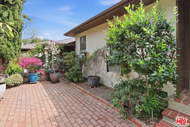 Building Photo - 11165 Sunshine Terrace