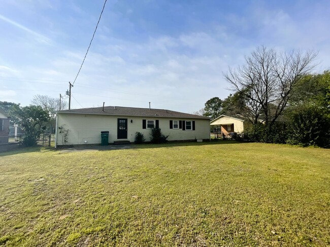 Building Photo - 3 Bedroom 2 Bathroom- Pets Considered