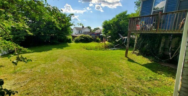 Building Photo - 3 Bedroom || 1 Bathroom Upstairs Duplex Unit