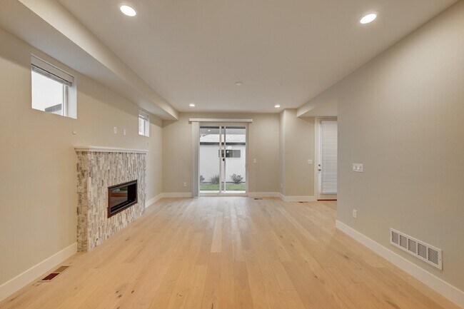 Building Photo - $3,900 - 4 Bed, 3.5 Bath Updated Townhome ...