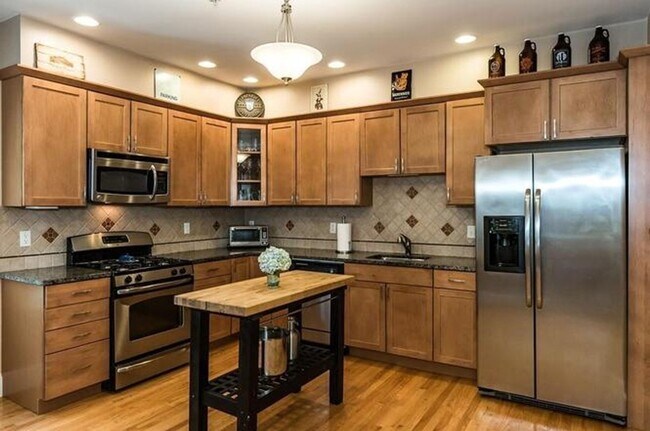 Building Photo - Spacious 4 Bed, 2 Bath Luxury Condo for Re...
