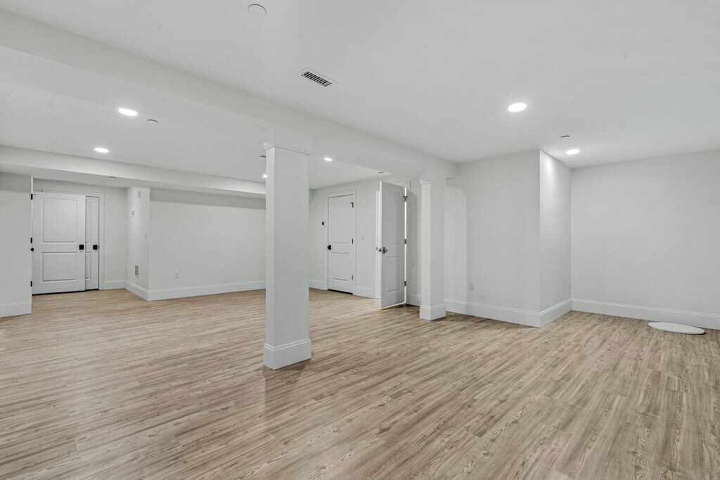 Building Photo - 19 Lily Pond Ln