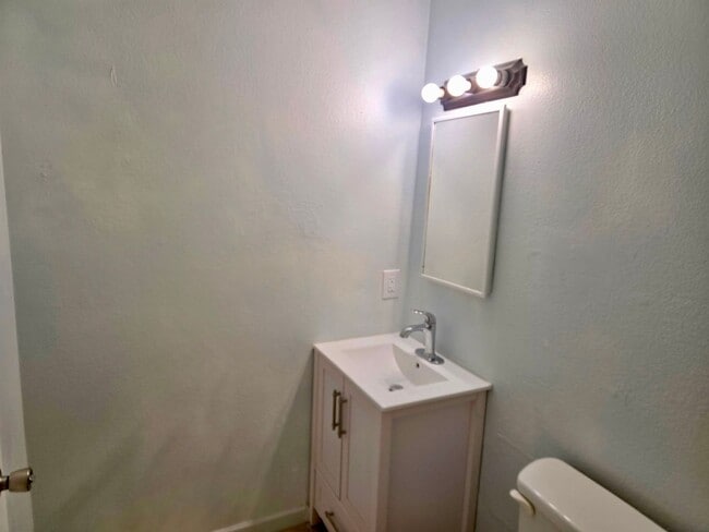 Building Photo - Hacienda Estates Three Bedroom Two Bath home !!! Close to Hospital and Retail Stores