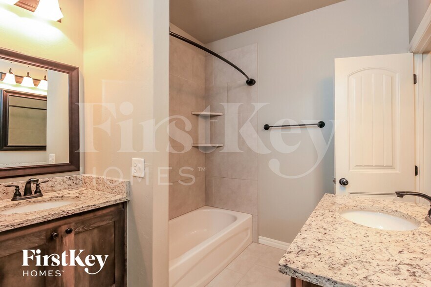 Building Photo - 8401 NW 160th Ct