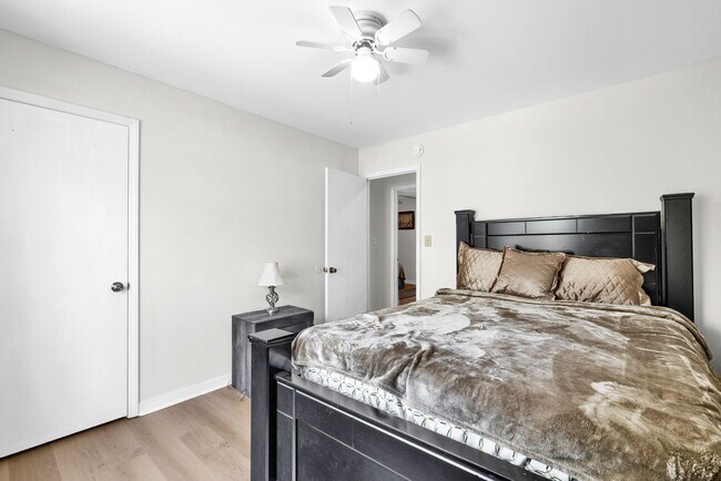 Building Photo - 6530 Thamesmead Ln