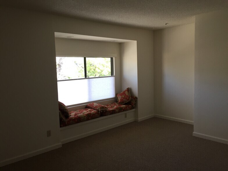 Primary Bedroom - 104 Woodlake Dr