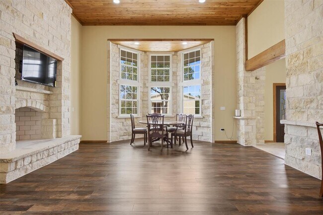 Building Photo - 520 Matzig Cove