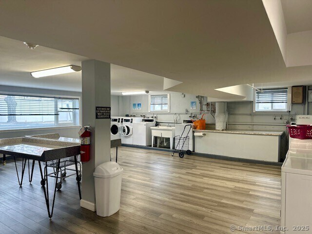 Building Photo - 887 Farmington Ave