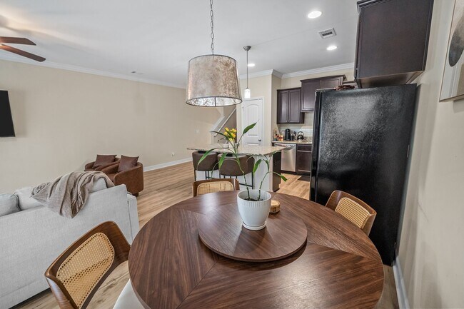 Building Photo - 3 Bedroom Townhome Across from Richmond Hill Golf Club
