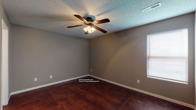 Building Photo - 3 Bed 2 Bath Duplex Unit Near 13th & Zoo Blvd
