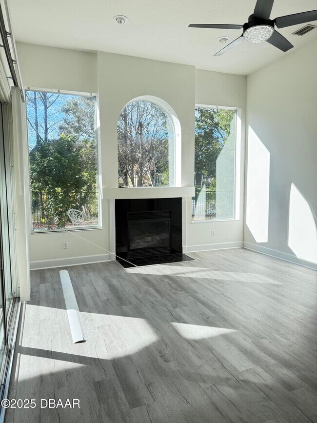 Building Photo - 14 Deep Woods Way