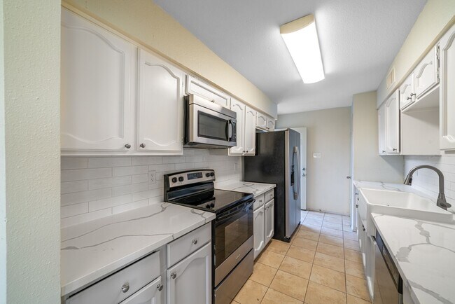 Building Photo - 7847 Green Lawn Dr