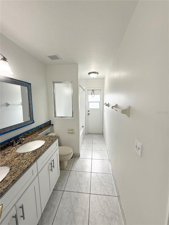 Building Photo - 2401 Rolling Broak Dr