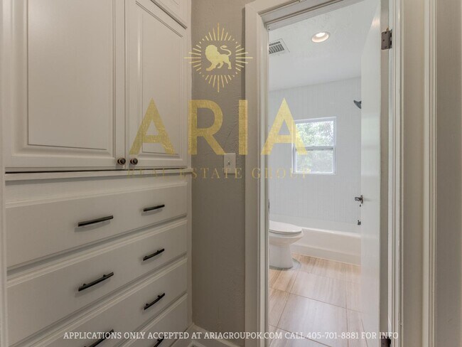 Building Photo - Updated & Adorable 2 Bed/1 Bath Space in t...