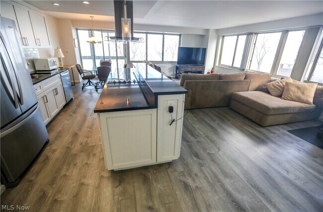 Building Photo - 12520 Edgewater Dr