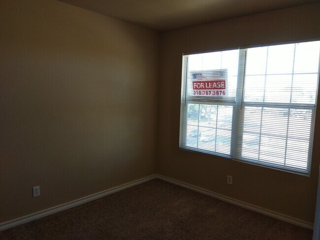 Building Photo - COMING SOON! 3 Bedroom/ 2.5 Bath Townhome