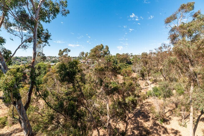 Building Photo - Beautiful Bankers Hill 2 bedroom condo