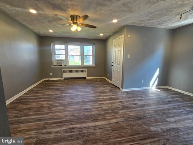 Building Photo - 934 Durard St