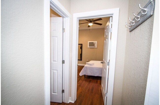 Building Photo - Renovated 1BR/1BA Downtown Home