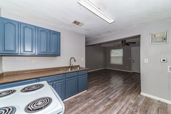 Building Photo - 3-BEDROOM GOVERNMENT HILL DUPLEX