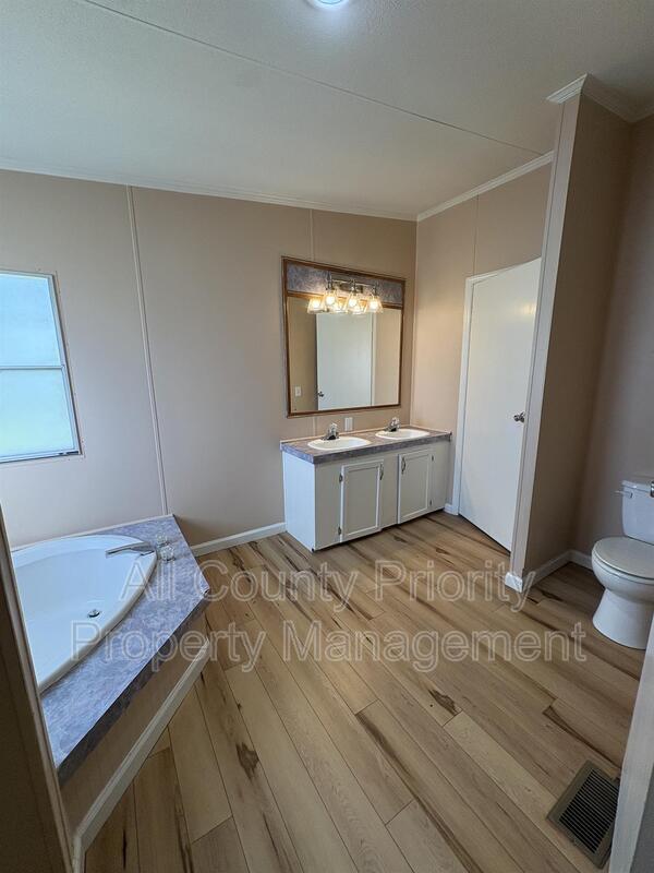 Building Photo - 1916 NC-210