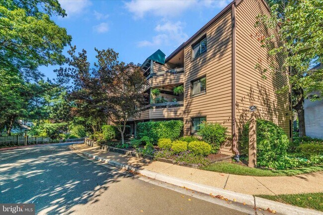 Building Photo - 5 President Point Dr