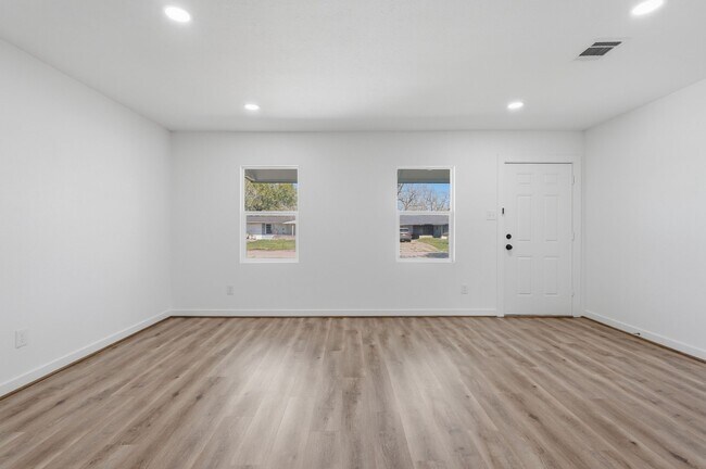 Building Photo - 5962 Ridgeway Dr