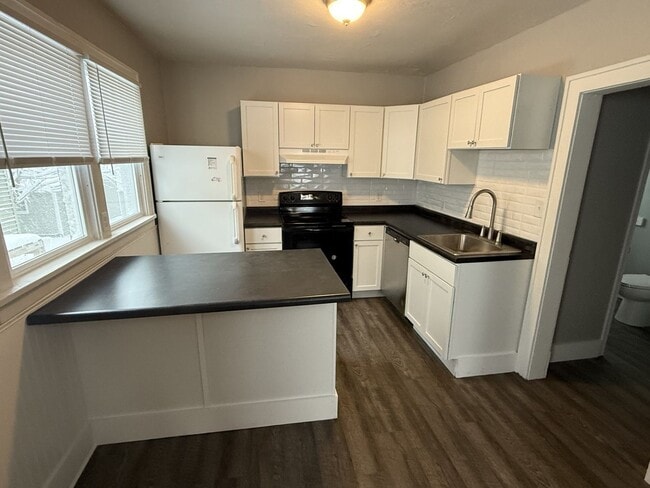 Building Photo - 325/327 3rd St NE