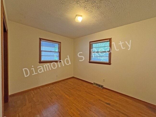 Building Photo - Great Location - 3 Bedroom/1 Bath Home for Lease!