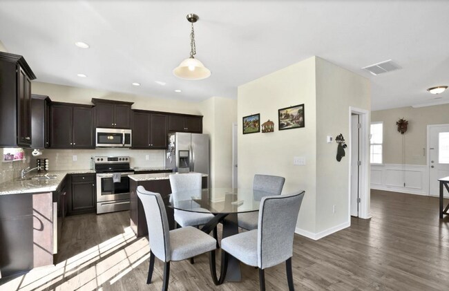 Building Photo - Spacious 3/2.5 Home in Simpsonville!